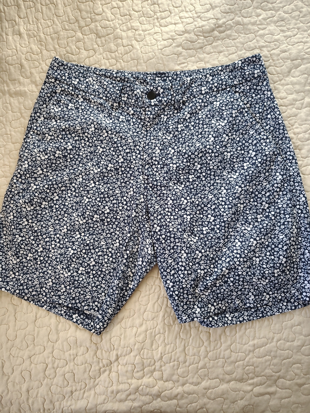Lululemon Mens Navy Blue Floral Print Shorts Size 34 Stretch Organic Cotton